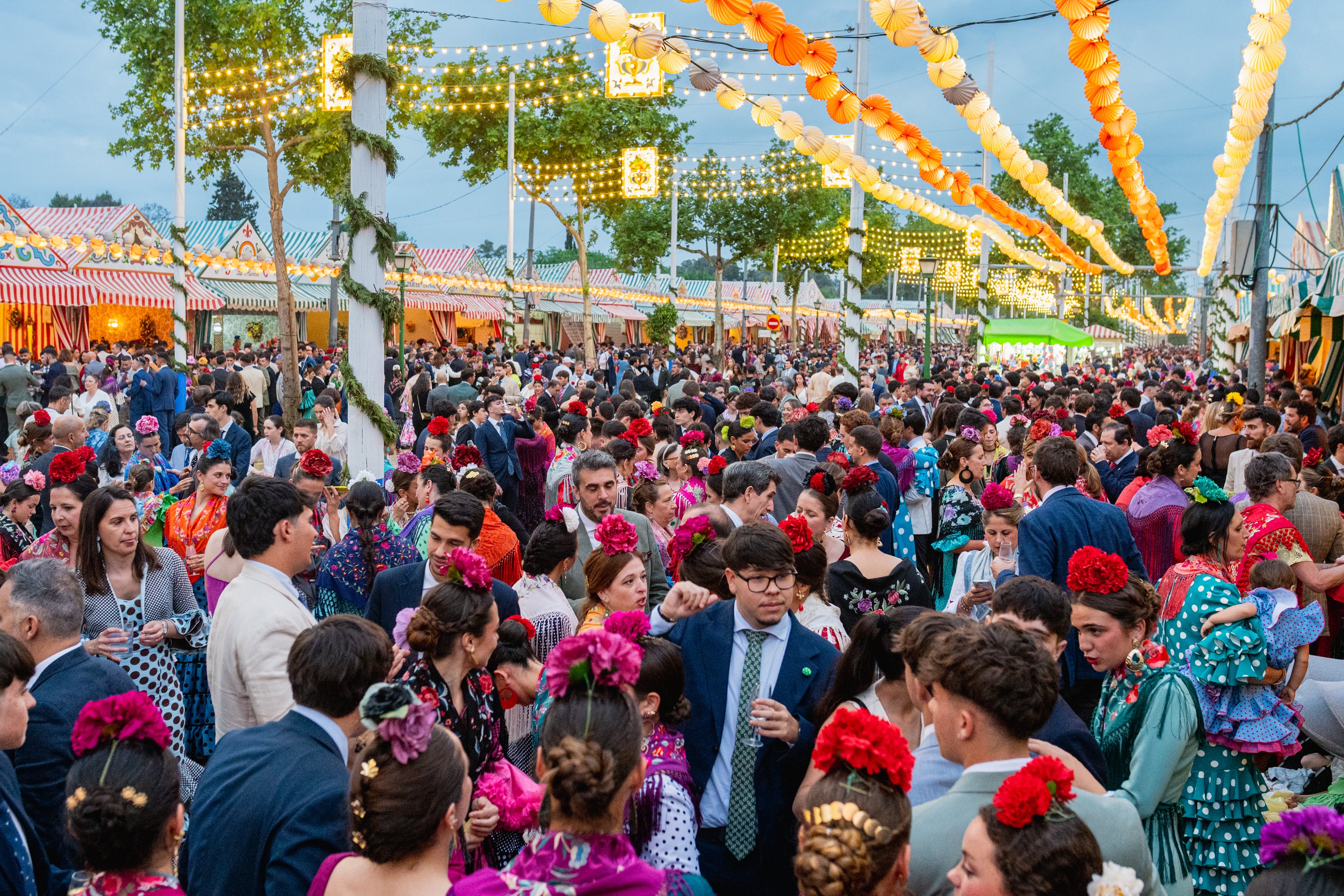 SEVILLA, 23/04/2026.- Ambiente en la Feria de Sevilla, hoy jueves 23 de abril. EFE/Mauri Buhigas