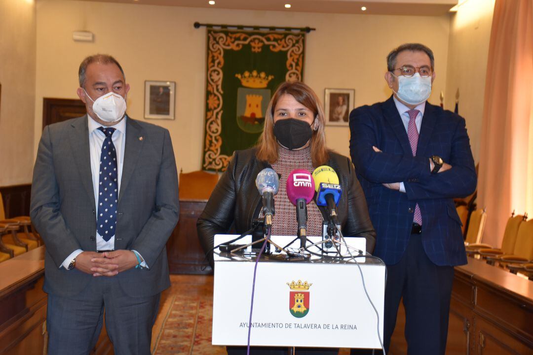 Tita García junto al Consejero de Sanidad y rector de la UCLM