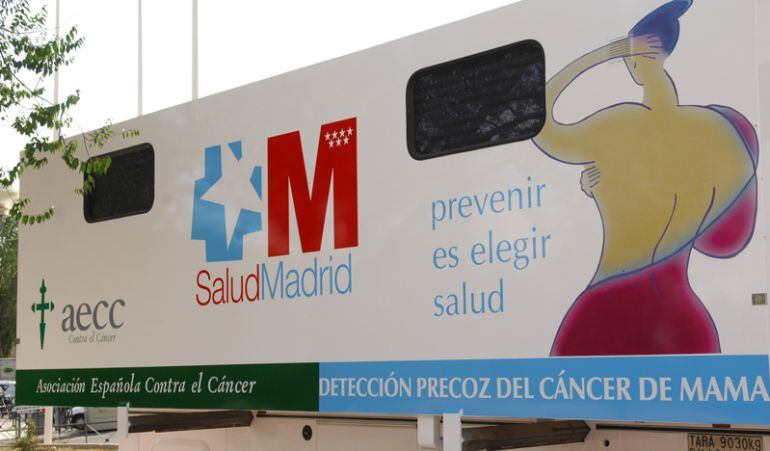 Las mamografías de hacen en la unidad móvil situada a la entrada del recinto ferial del Parque de la Marina en Sanse