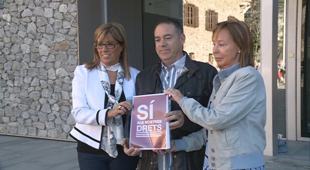 Mònica Codina amb Bernat Escoda i Anna Dolsa entrant les signatures al Consell General per demanar la despenalització de l&#039;avortament en tres supòsits