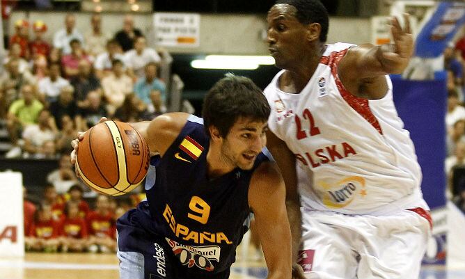 Ricky Rubio pugna un balón con un jugador polaco