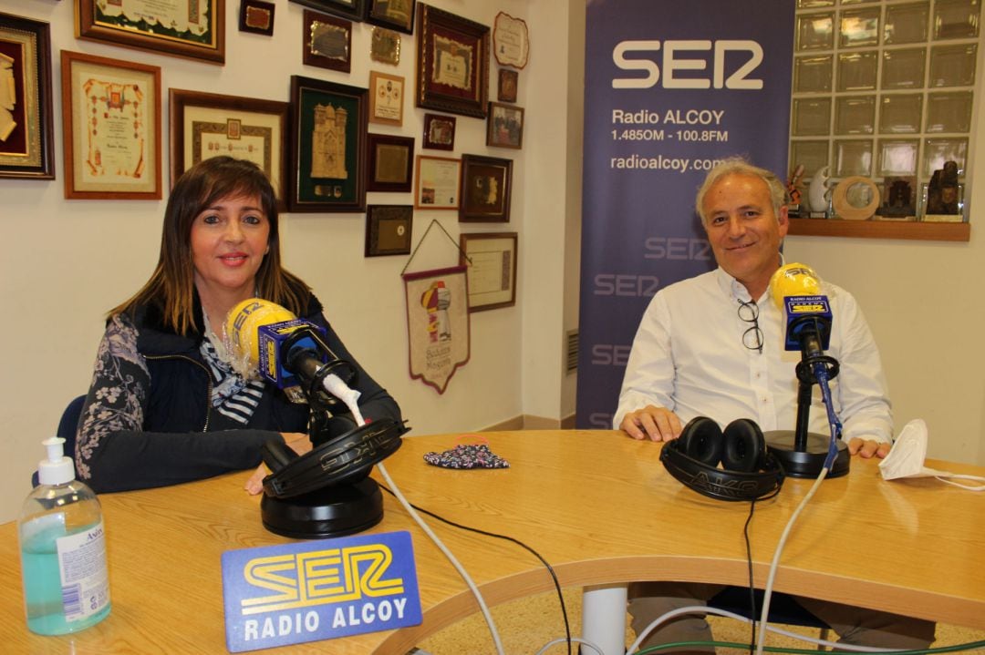 Pepi Ortega, enfermera, y Jorge Pascual, neumólogo, ambos del hospital Virgen de los Lirios, en el estudio de Radio Alcoy