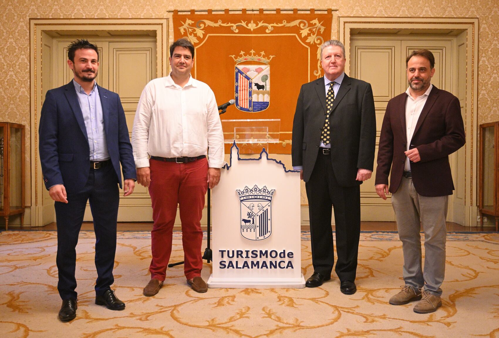 También los empresarios de Salamanca posaron con los organizadores del congreso de los falsos jeques, caso de Antonio Rollán, presidente de CES, y el entonces presidente de CEOE, Diego García/Ayuntamiento
