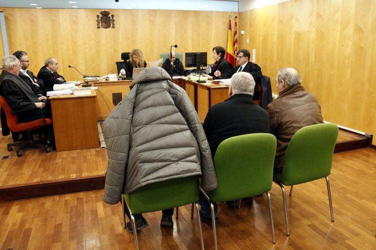 Judici al jutjat penal 2 de Girona al policia local de Platja d'Aro acusat d'estafa