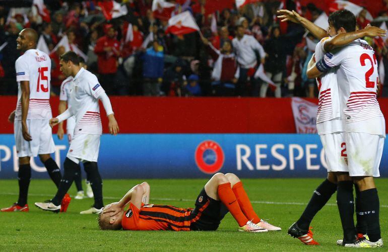 Los jugadores del Sevilla celebran su clasificación para la final de la Europa League tras derrotar al Shakhtar Donetsk 