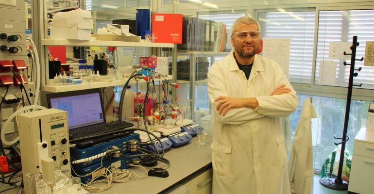 José Ramón Galán Mascarós, en un dels laboratoris de l'ICIQ.