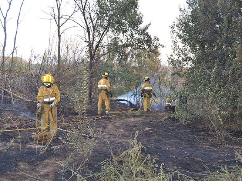 Servicios de emergencias sofocando el fuego en uno de los 7 incendios de la Puebla de Híjar