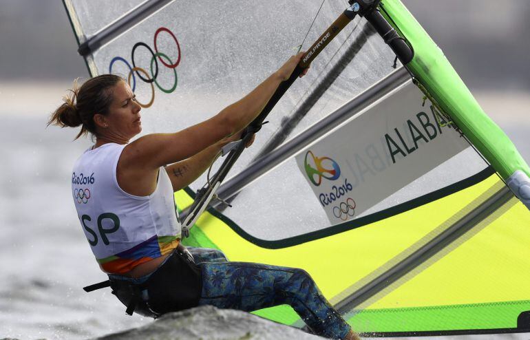 Marina Alabau, sobre el agua de la bahía de Río 