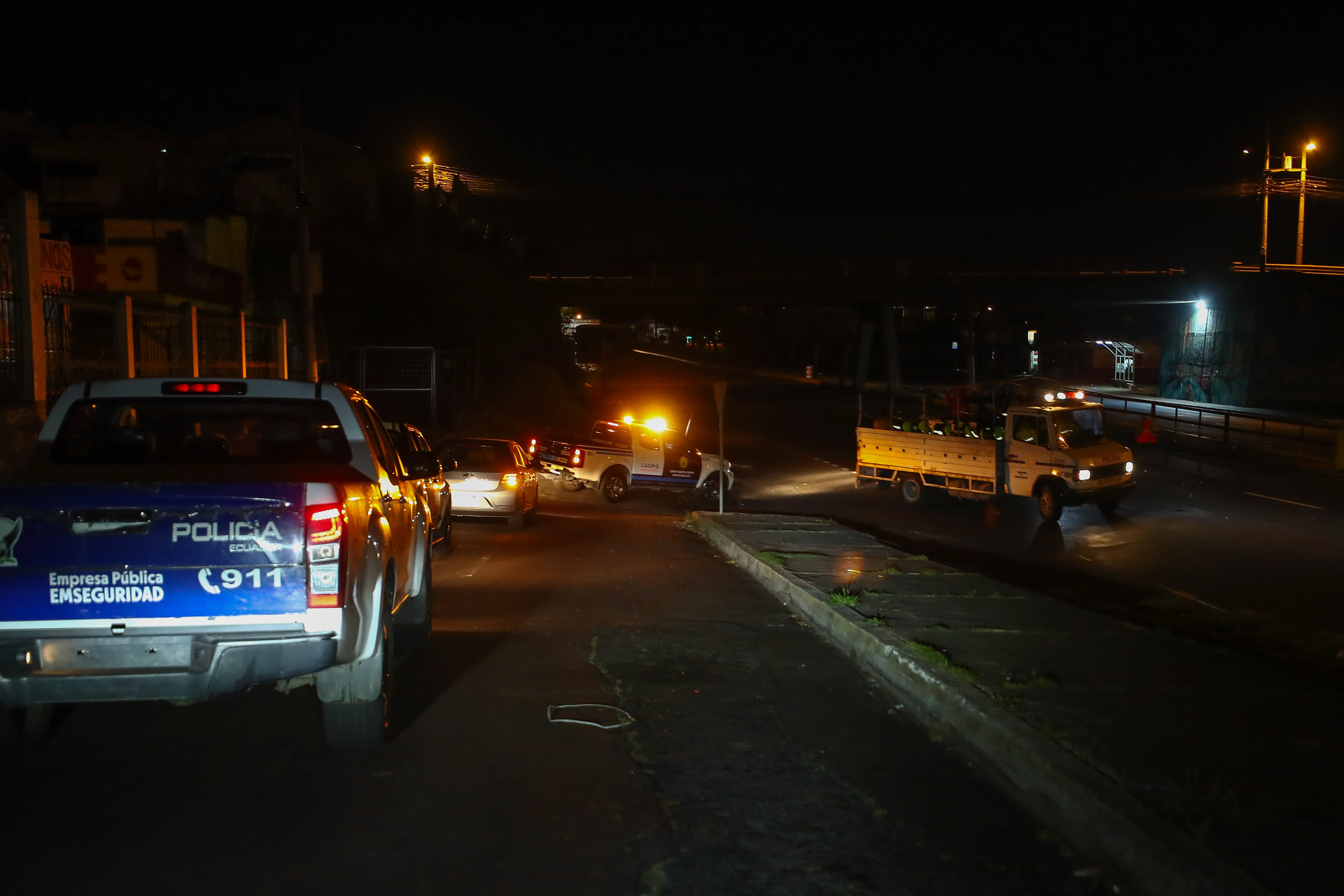 Militares realizan controles en las calles tras el inicio de apagones por crisis energética este miércoles, en Quito (Ecuador).