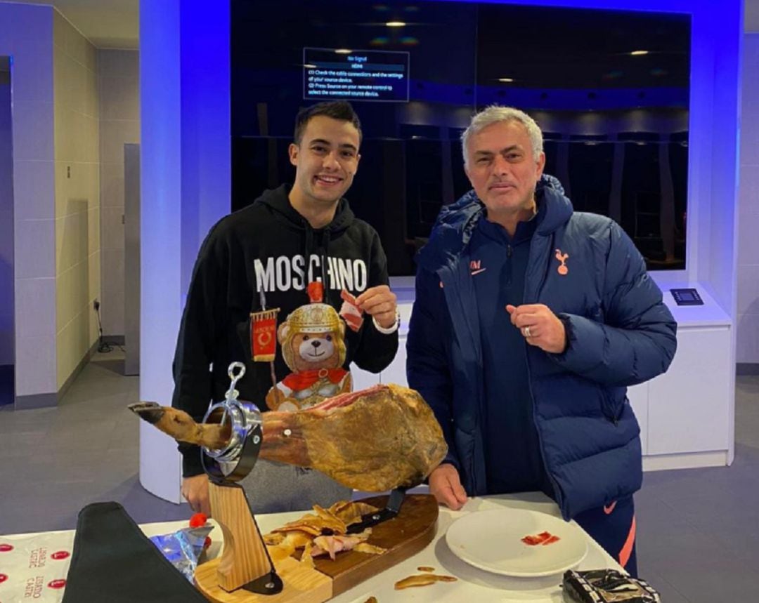 Mourinho y Reguilón posan junto al jamón que el entrenador ha regalado al exmadridista