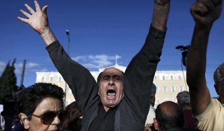 Manifestantes protestan frente al edificio del Parlamento en Atenas (Grecia).