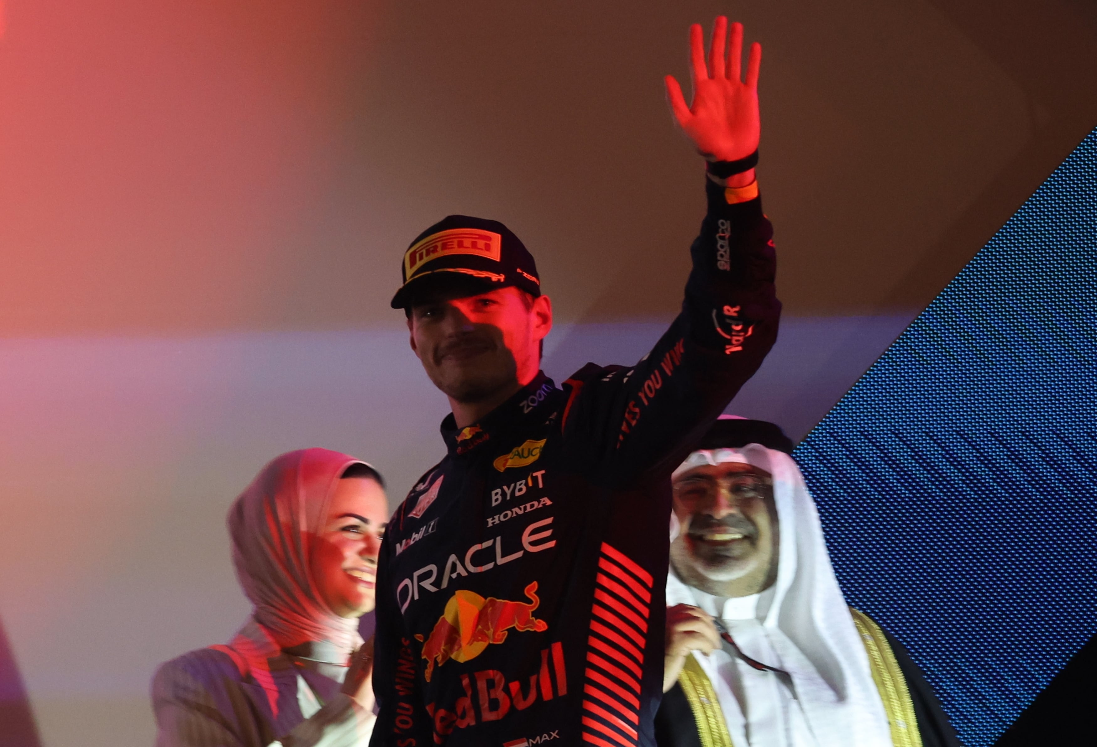 Verstappen saludando tras el Gran Premio de Bahrein