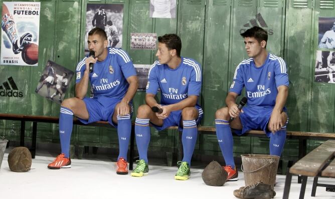 Los jugadores del Real Madrid Benzema, Ozil y Morata, durante la presentación de la segunda equipación del conjunto blanco, hoy en el estadio Santiago Bernabéu