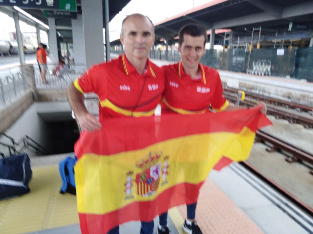 Alfredo González y Alejandro Montero,entrenador y atleta del Ourense Atletismo, en su viaje al campeonato de Europa de Media Maratón INAS en Rusia