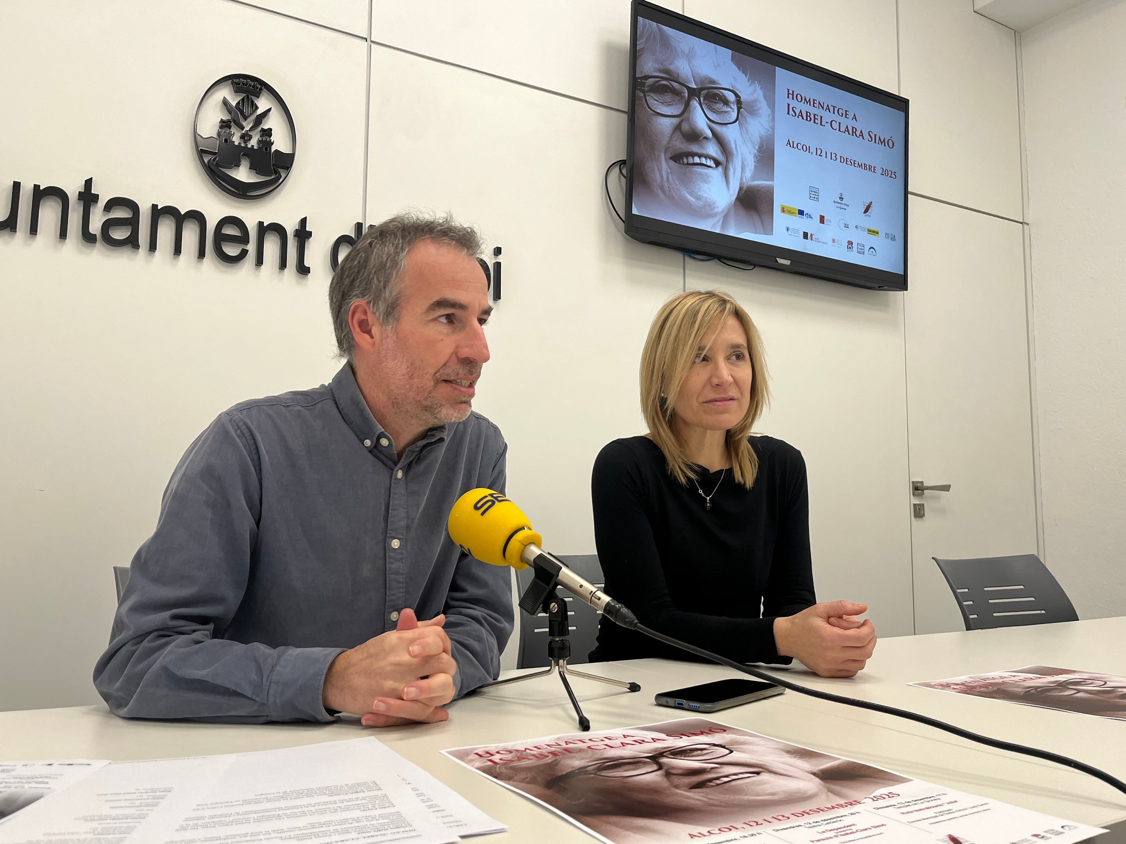 Jordi Tormo y Elisa Guillem, edil de Cultura, presentando los actos de homenaje a Isabel-Clara Simó, que serán protagonistas este fin de semana.