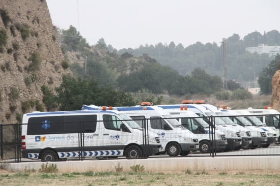 Flota d&#039;ambulàncies estacionades a la seu de l&#039;empresa a Roquetes