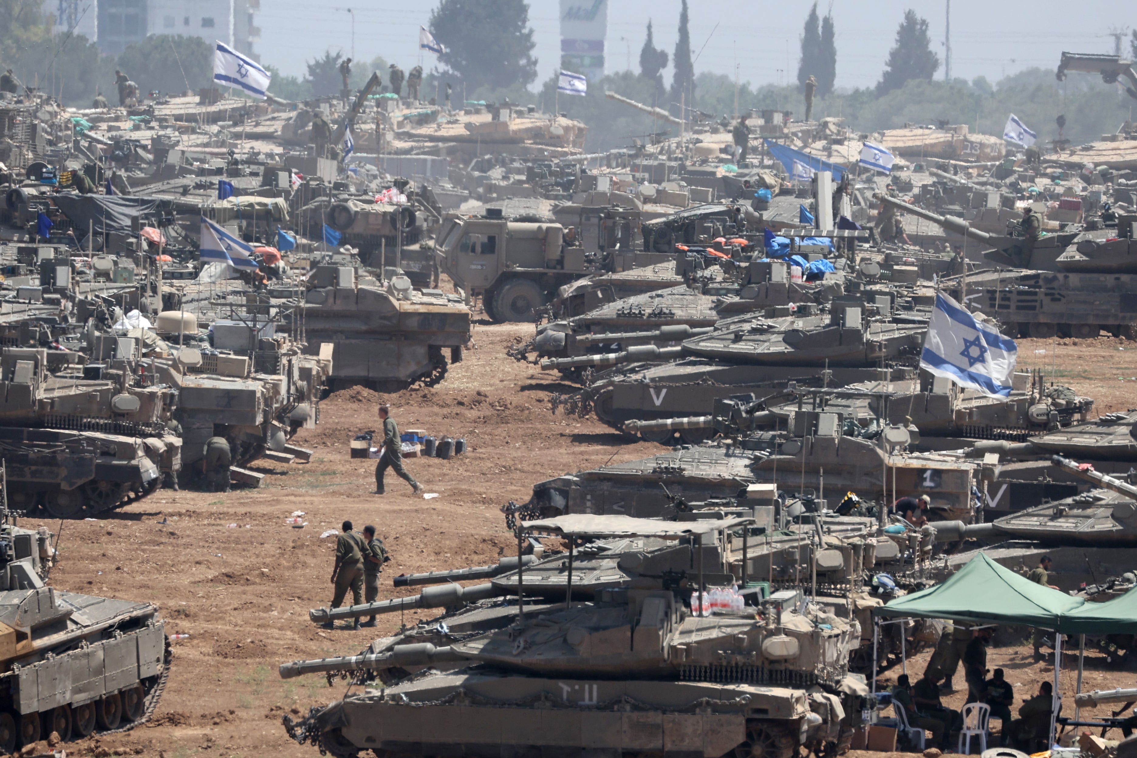 Tanques israelíes preparados para entrar en la Franja de Gaza