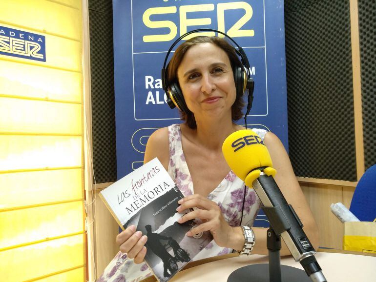 La escritora Rosario Pérez Villanueva nos presenta su novela &quot;Las fronteras de la memoria&quot;