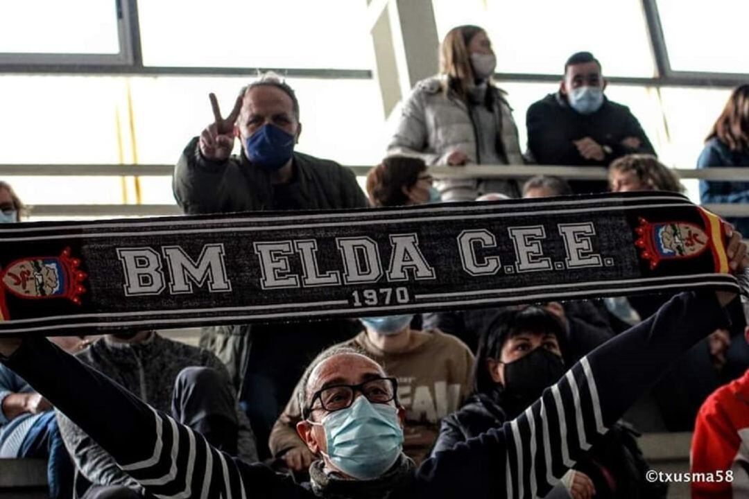 El Bm. Elda - C.E.E. quiere vestir las gradas con bufandas del club