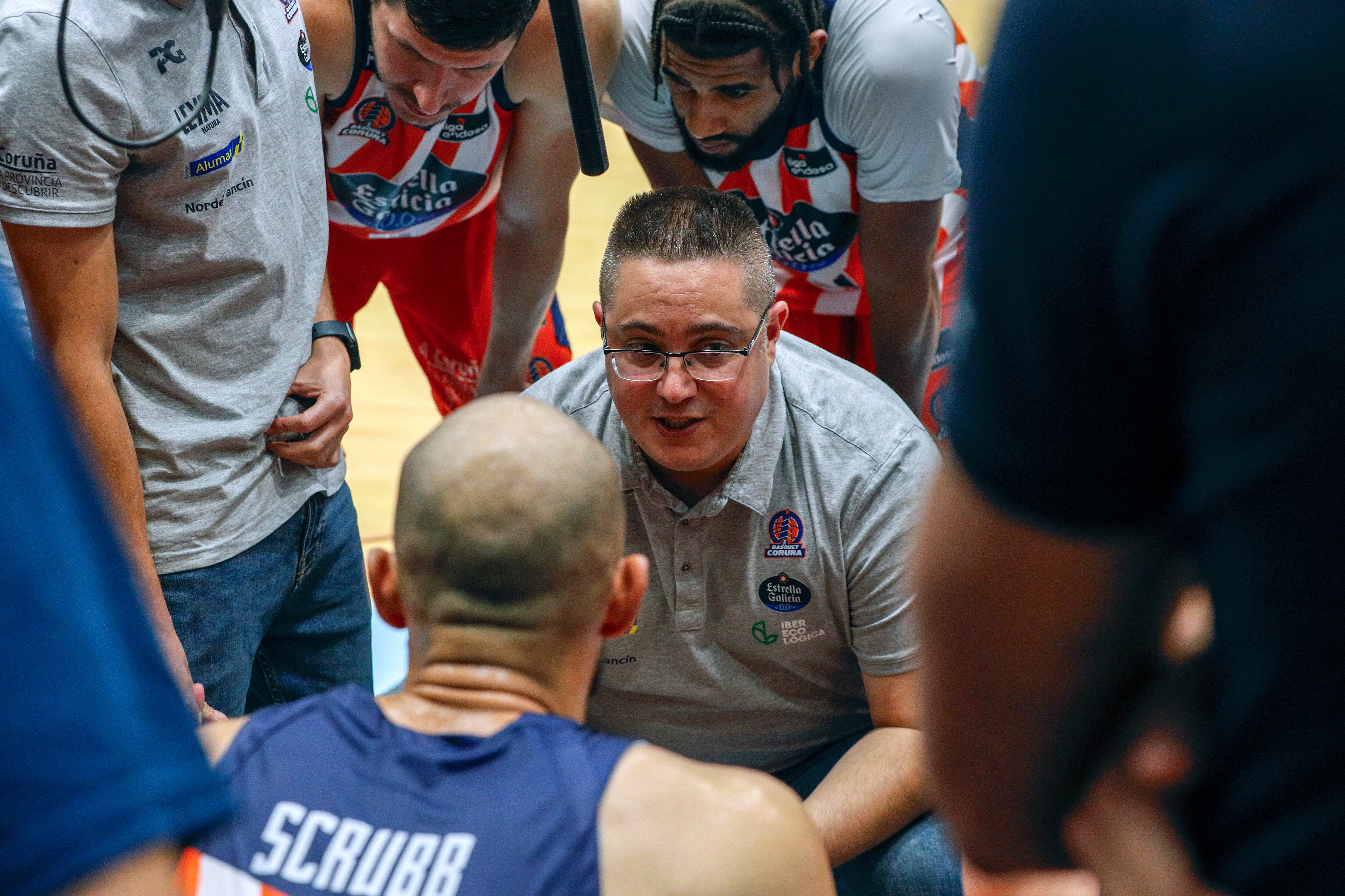 LUGO, 22/09/2024.- El entrenador de Basquet Coruña,Diego Epifanio, da instrucciones a sus jugadores durante la final de la Copa Galicia de baloncesto 2024 que enfrenta a su equipo contra el Río Breogan este domingo en el Pazo dos Deportes de Lugo. EFE/ Eliseo Trigo
