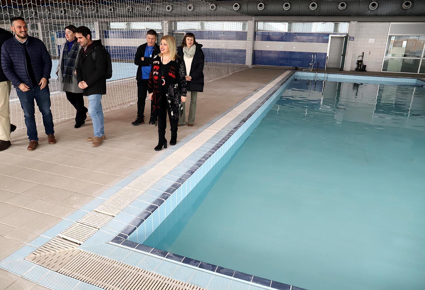 La alcaldesa de Jerez durante su visita a la piscina Manuel Mestre