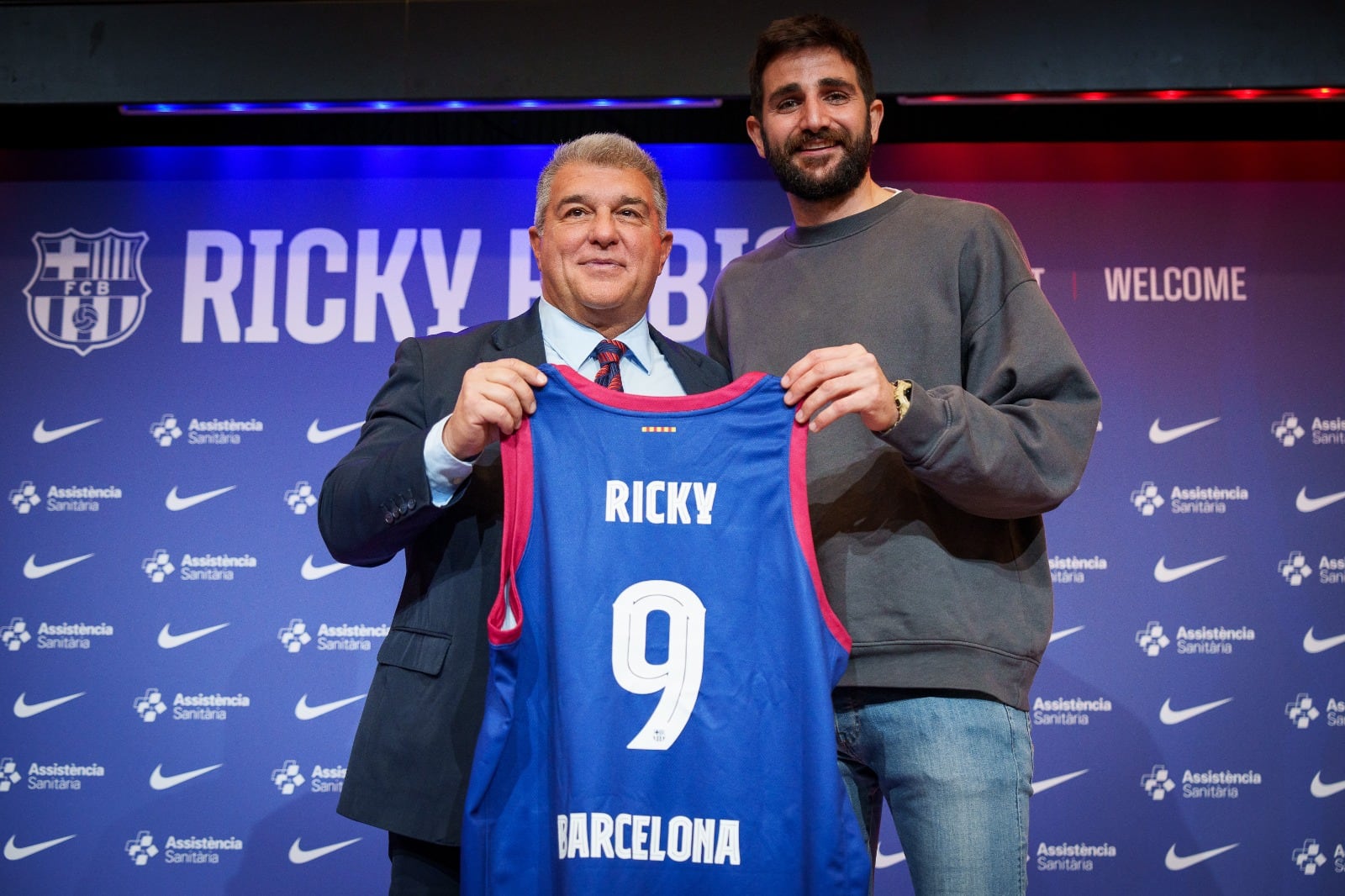 Ricky Rubio, junto a Laporta, posa con su camiseta en el Barça