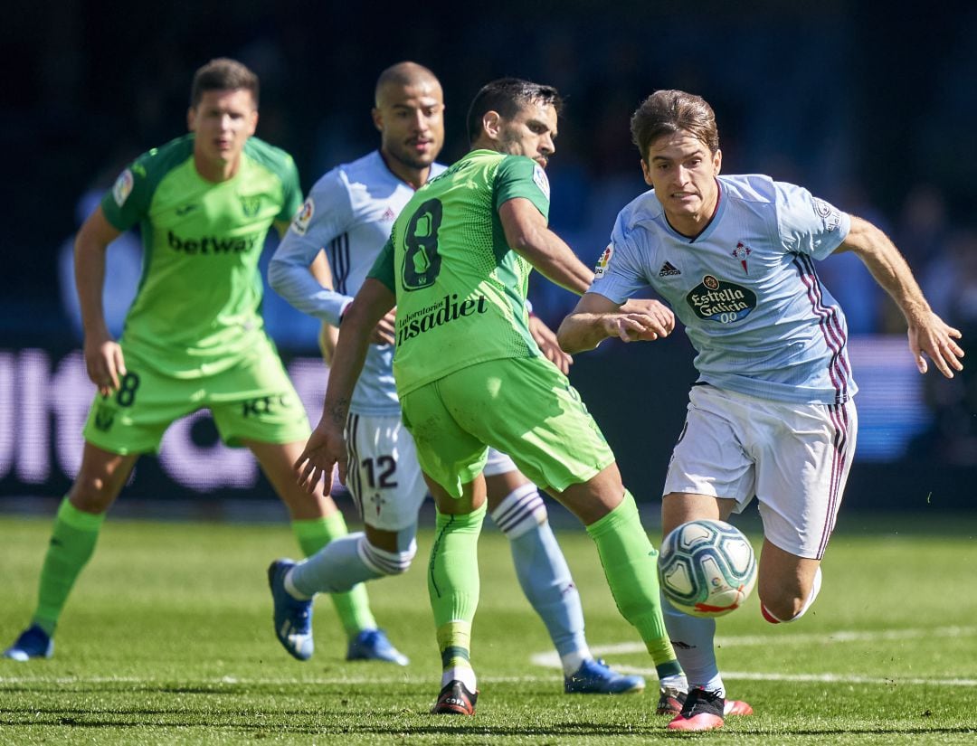 Denis Suarez (d) supera a &#039;Recio&#039; (c) durante el encuentro del pasado sábado en Balaídos.