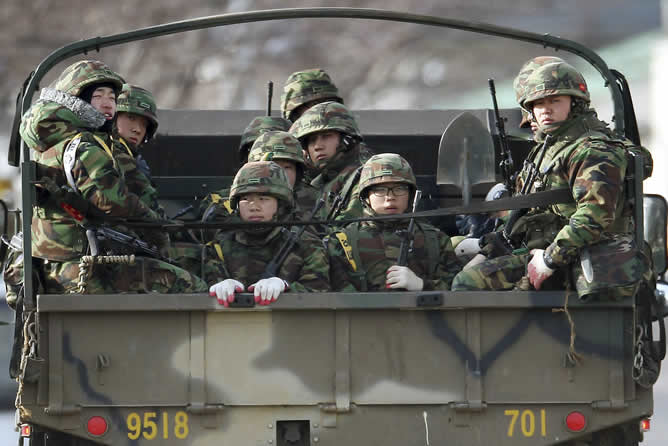 Militares surcoreanos vigilan en la isla de Yeonpyeong, cerca del la frontera oeste entre las dos Coreas.