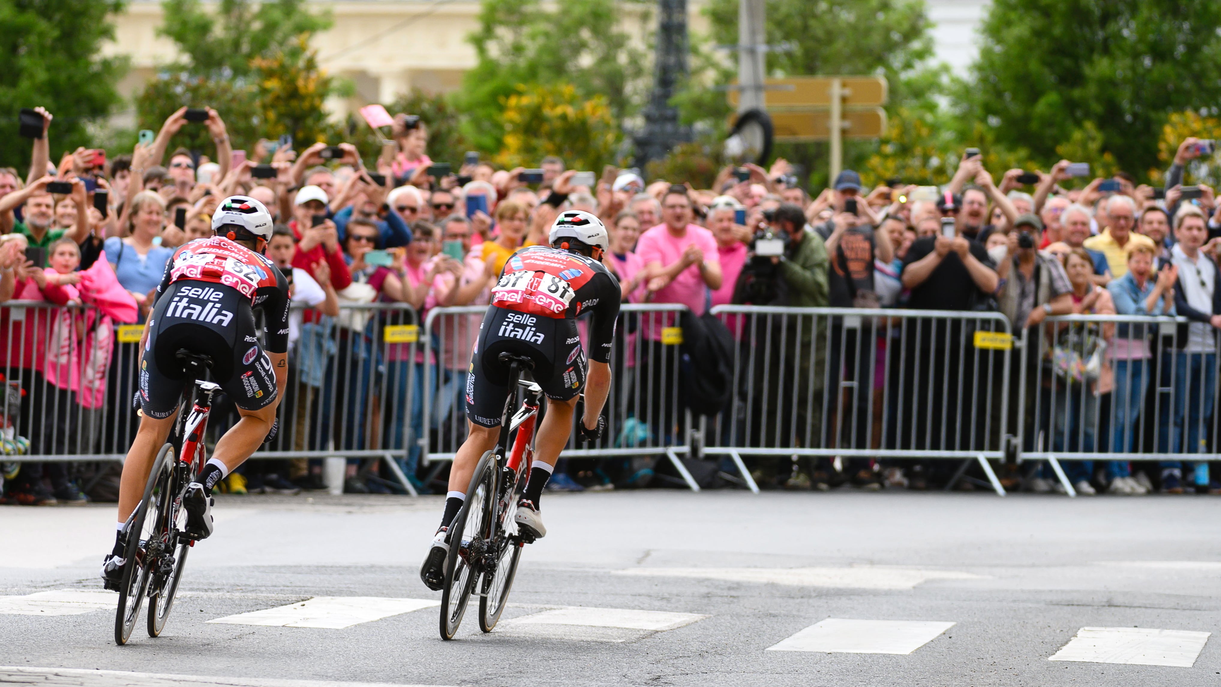 Filippo Tagliani y Mattia Bais del Drone Hopper - Androni Giocattoli en la primera etapa del Giro 2022