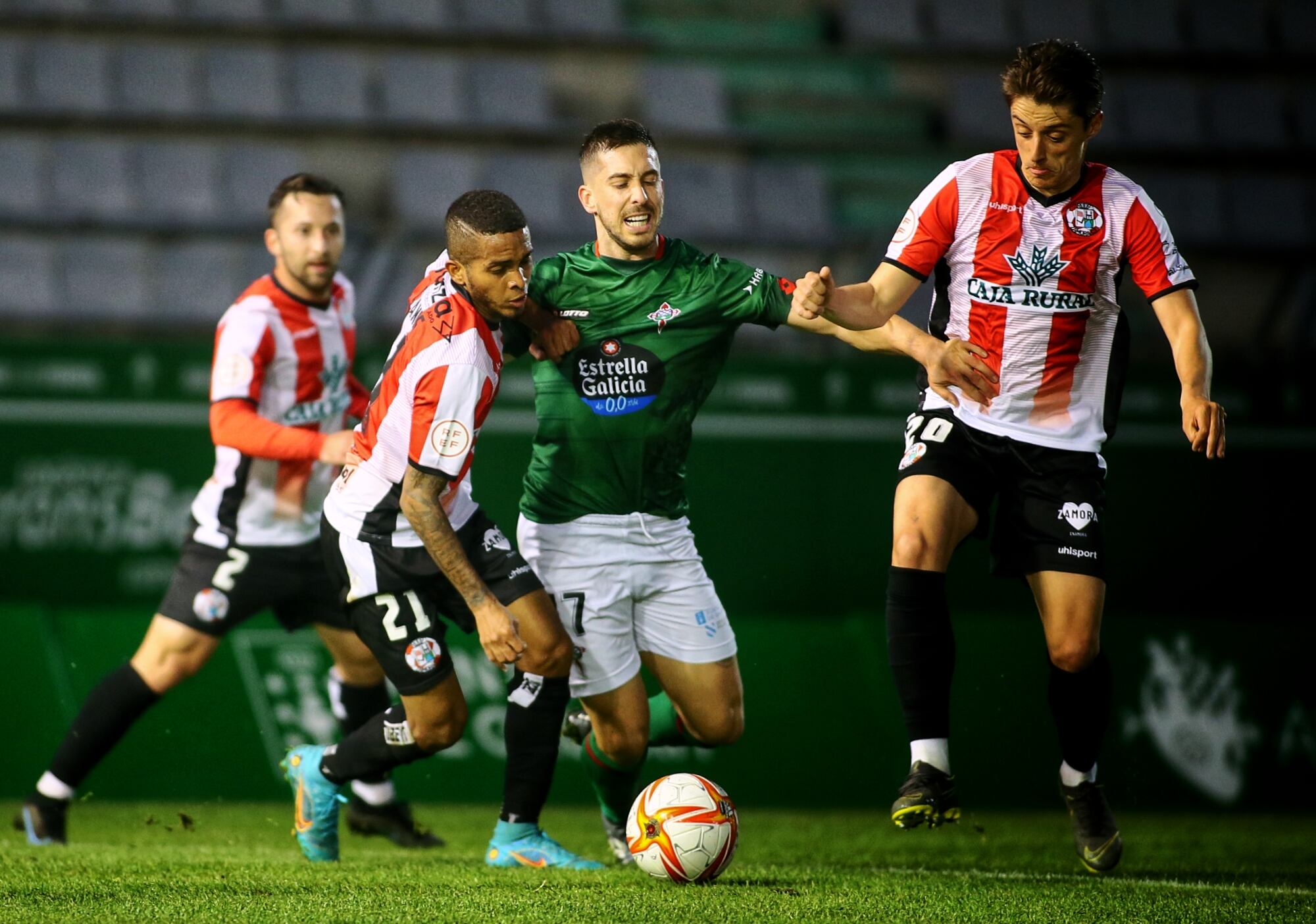 Heber Pena, entre rivales durante el Racing-Zamora en A Malata