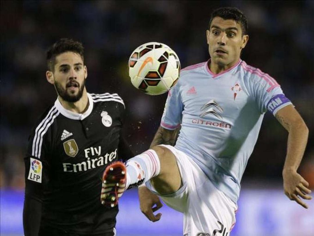 Augusto Fernando puja un balón con Isco