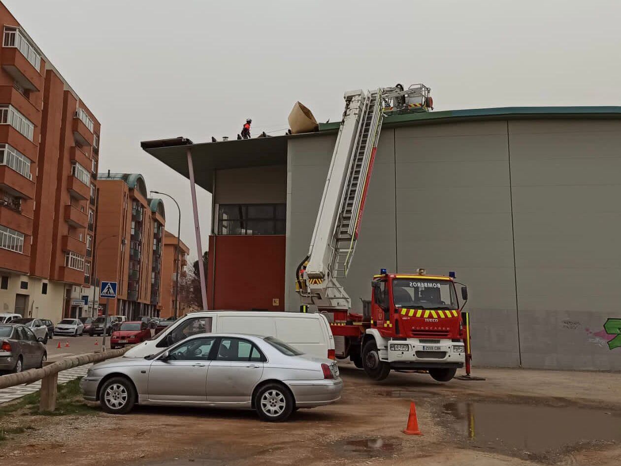 Los bomberos están reparando y asegurando la cubierta del polideportivo Samuel Ferrer de Cuenca