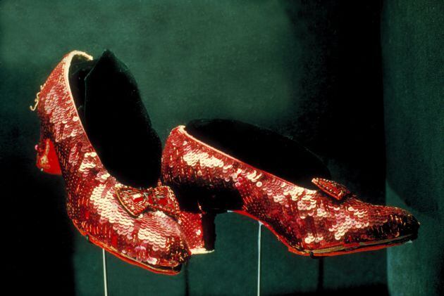 Los zapatos rojos que llevaba Judy Garland en la película.