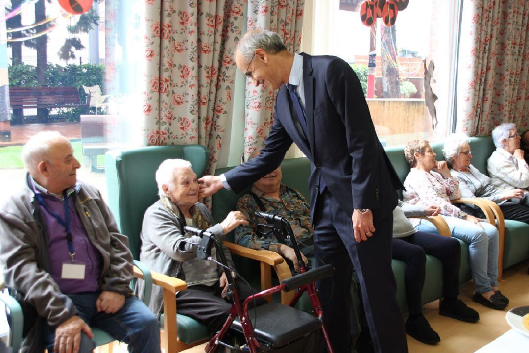 El cap de Govern, Antoni Martí, saluda els padrins del centre sociosanitari El Cedre en el marc de la celebració de la festivitat de Meritxell.