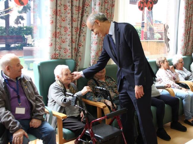 El cap de Govern, Antoni Martí, saluda els padrins del centre sociosanitari El Cedre en el marc de la celebració de la festivitat de Meritxell.