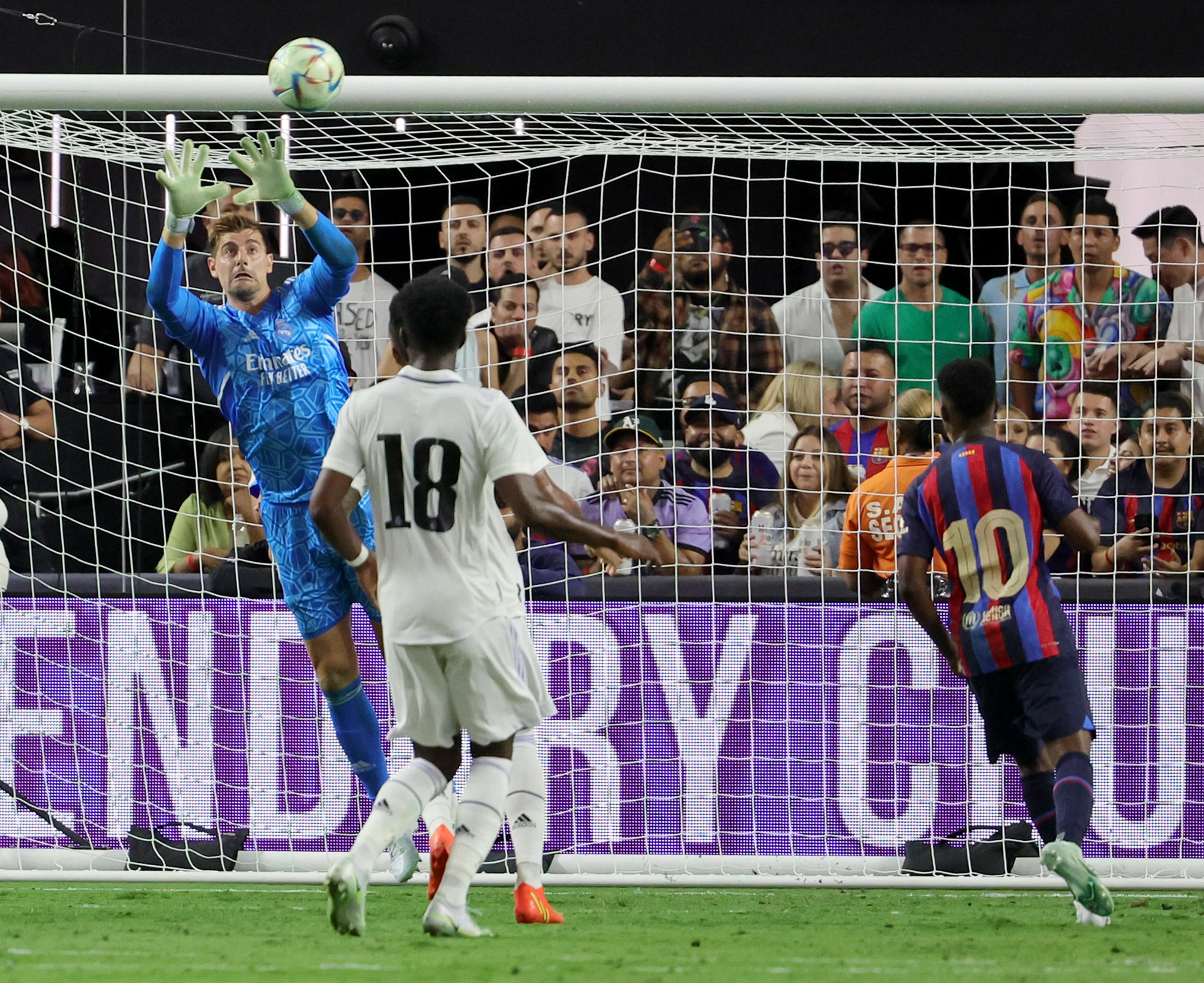 Courtois para un balón en el encuentro amistoso contra el FC Barcelona de la pretemporada de 2022.