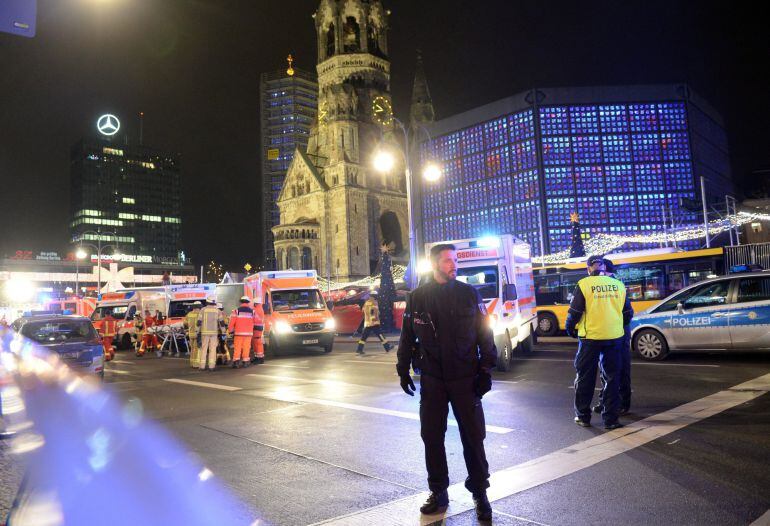 Equipos de rescate trabajan hoy, lunes 19 de diciembre de 2016, en la zona en la que un camión embistió un mercado navideño, cerca de la iglesia conmemorativa Kaiser Wilhelm en Berlín, (Alemania)