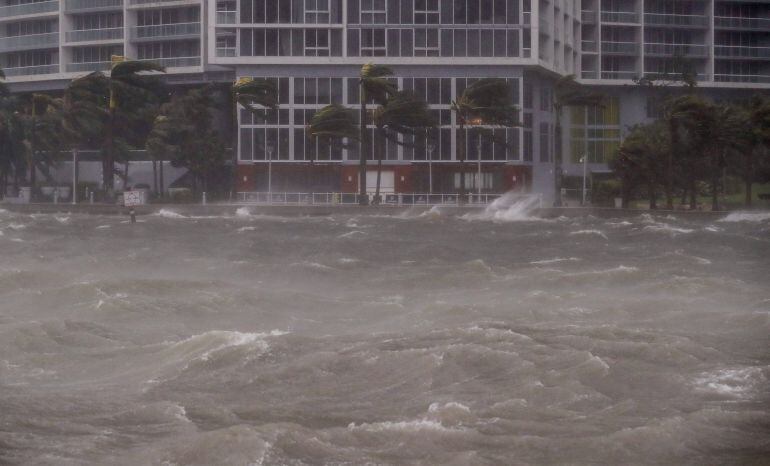 Irma se degrada a categoría 3 en su camino al suroeste de Florida