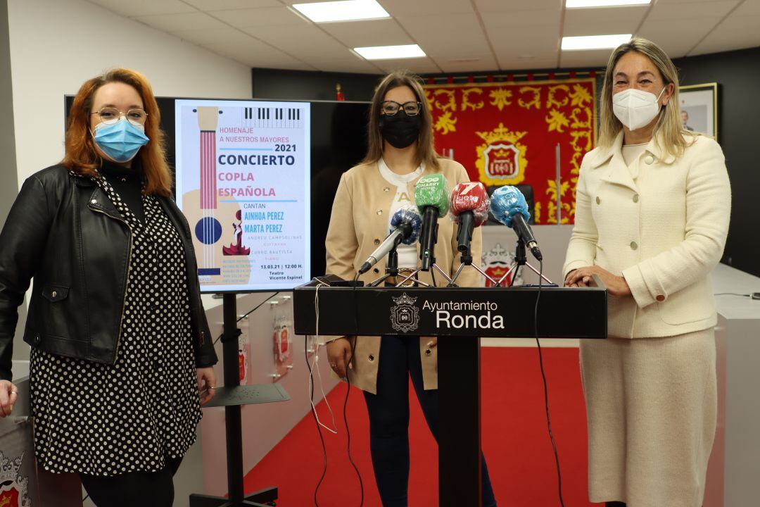 La delegada municipal, Alicia López, junto a las cantantes, Marta Pérez y Ainhoa Pérez