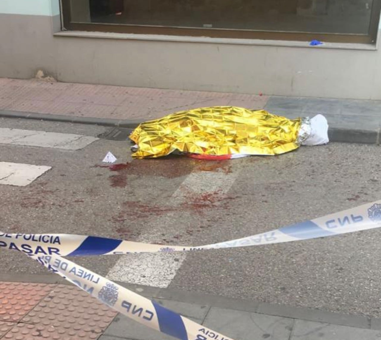 Cuerpo del fallecido en plena calle en Andújar.