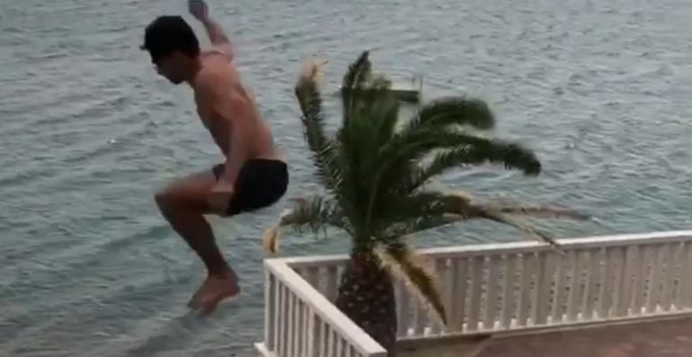 Hummels, en un momento del vídeo que ha colgado haciendo balconing