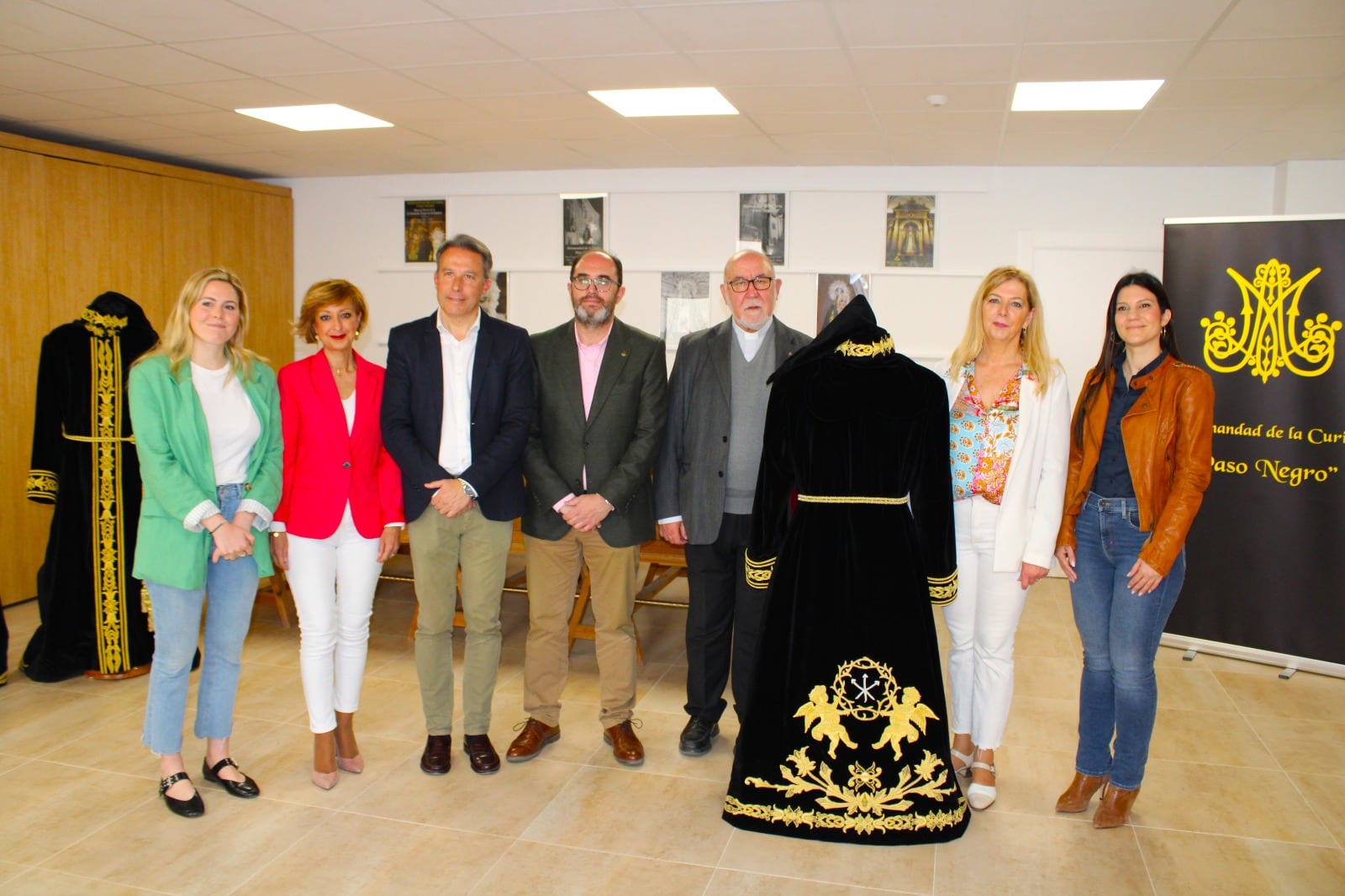 Presentación de la tercera túnica de la Hermandad de la Curia