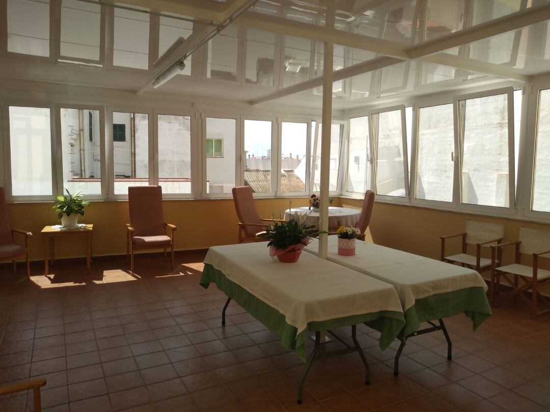 La nova sala és fruit de cobrir la terrassa del geriàtric gràcies a una donació.