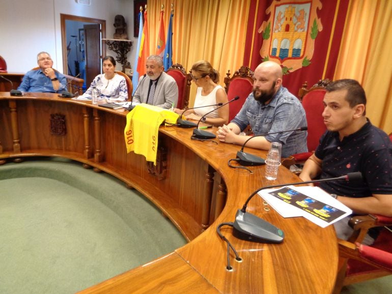 El salón de plenos acogió esta iniciativa del club de balonmano Villa de Aranda