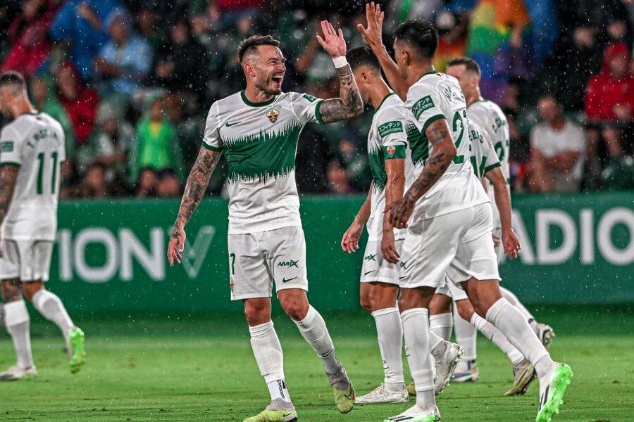 Los jugadores del Elche celebran el gol de Nico Castro al Racing