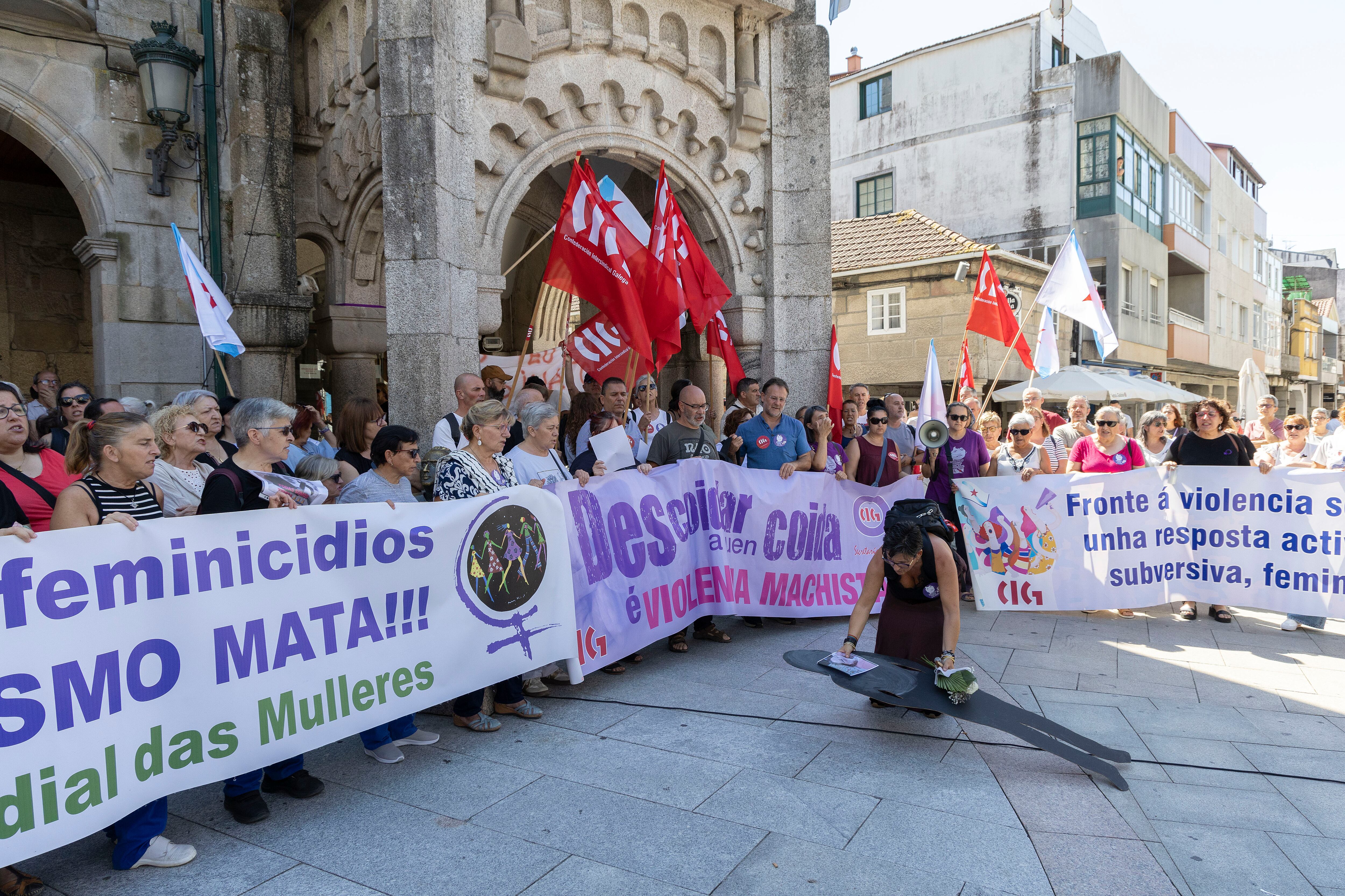 Concentración por el crimen de una trabajadora del servicio de ayuda en el hogar en O Porriño, presuntamente asesinada por el marido de una usuaria a la que atendía, ha intensificado la exigencia de protocolos por parte de un colectivo que se siente desprotegido.
EFE/ Salvador Sas
