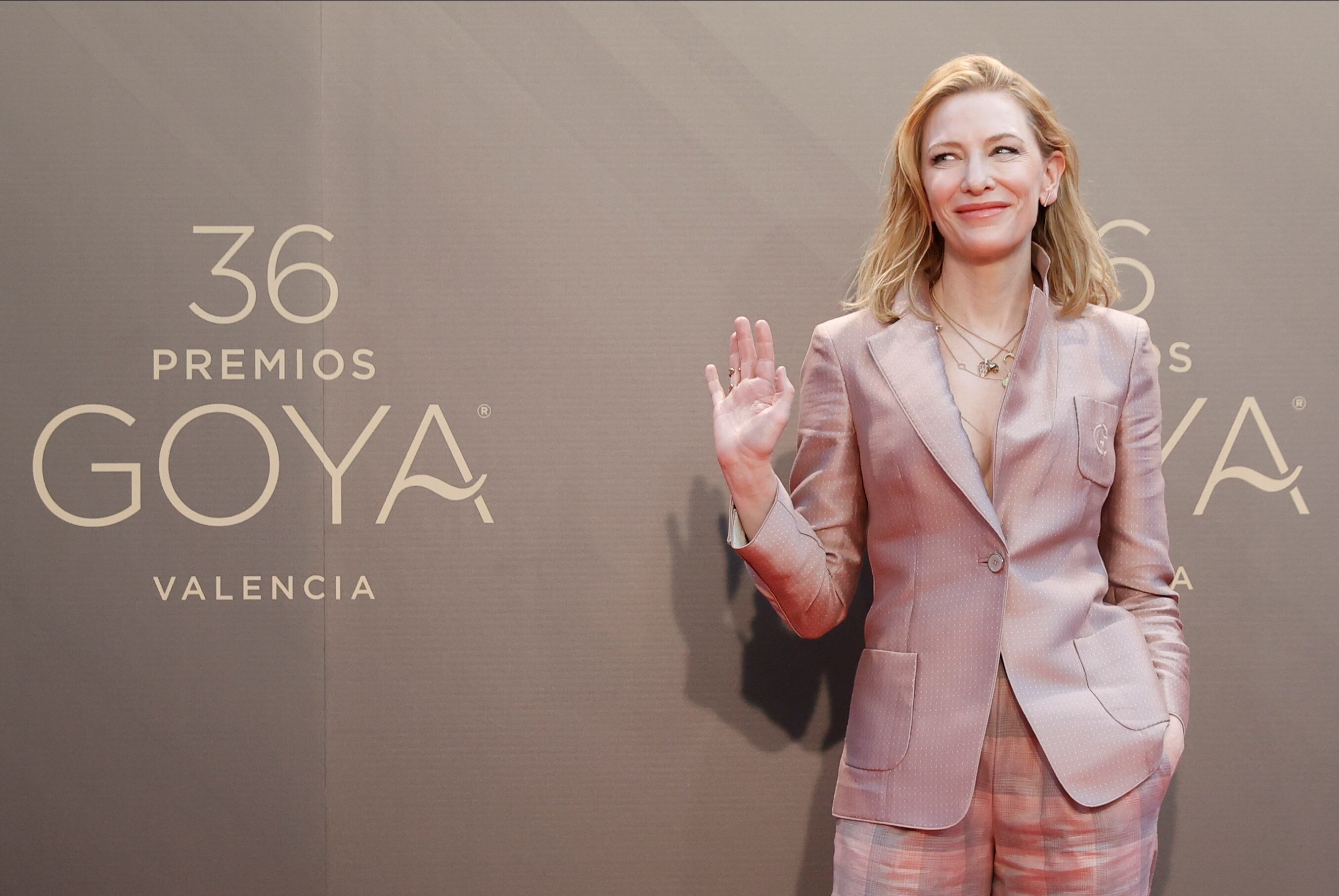 Ganadora de dos Óscar y considerada una de las grandes actrices de la actualidad, la australiana Cate Blanchett , posa para los fotógrafos momentos antes de ofrecer una rueda de prensa en València horas antes de recibir el primer Goya Internacional EFE/ Kai Försterling
