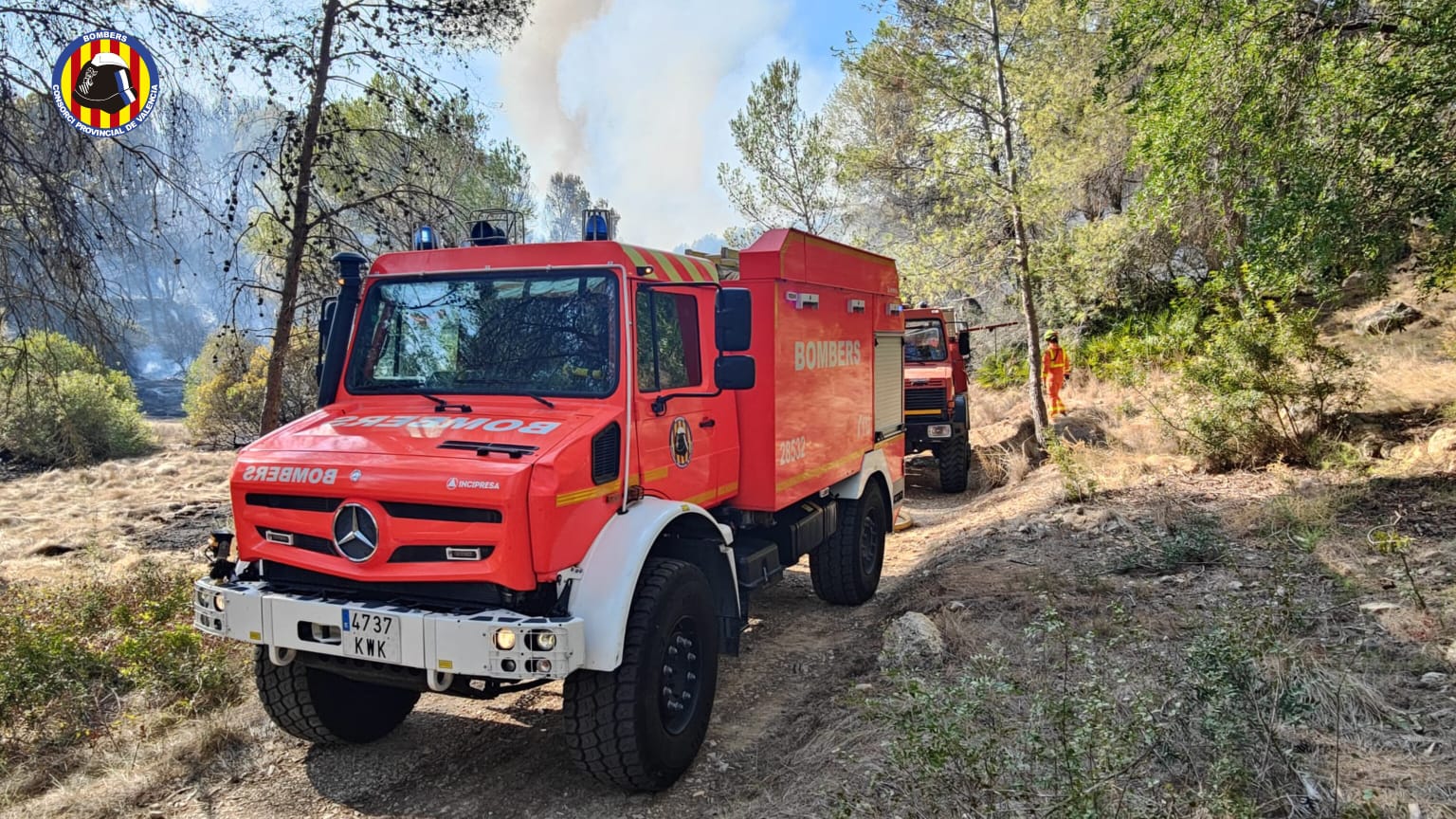 Bomberos durante los trabajos de extinción del incendio de Simat ayer jueves 12 de septiembre.