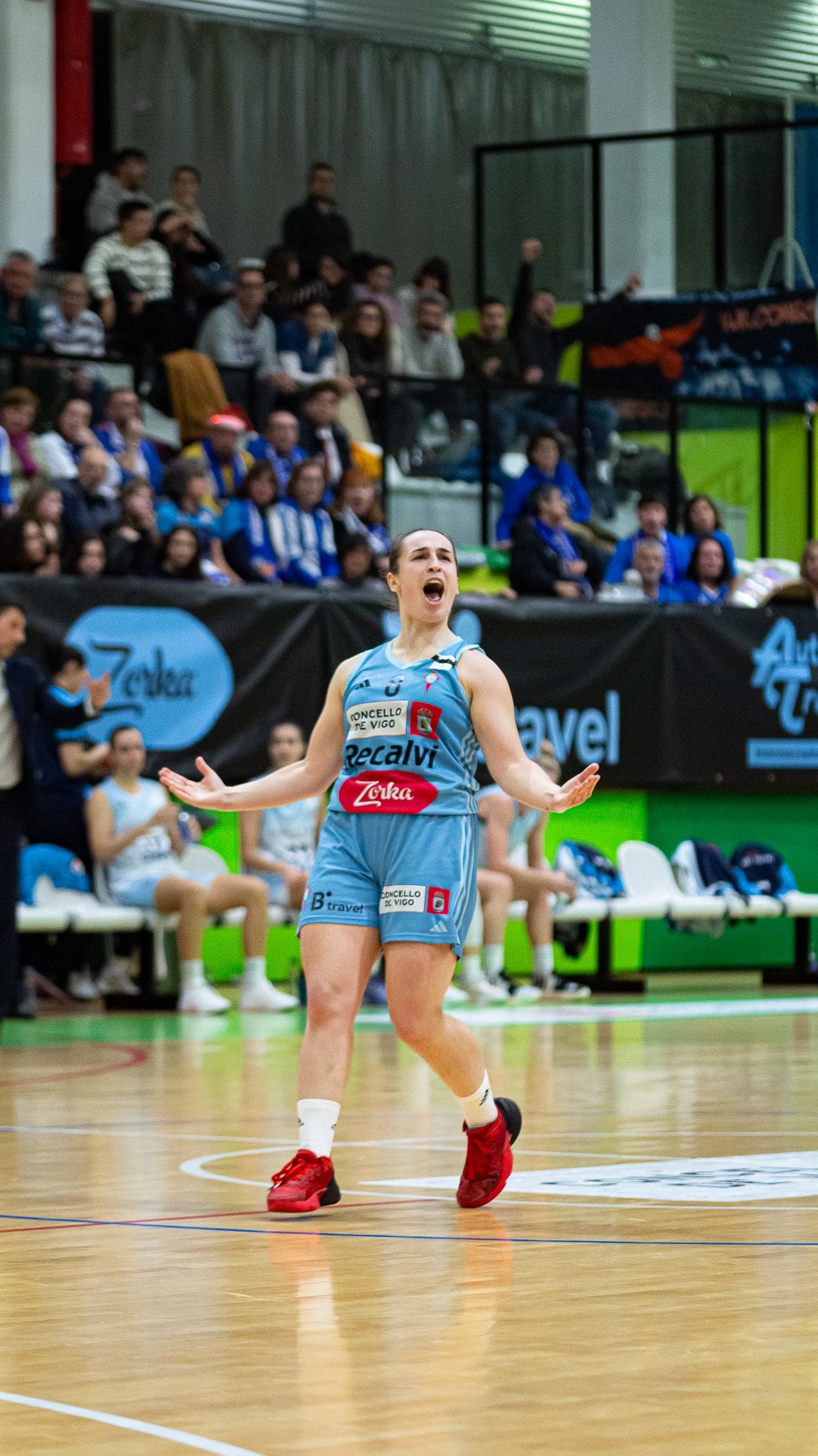 Anne Senosiain celebra una de sus canastas en Navia