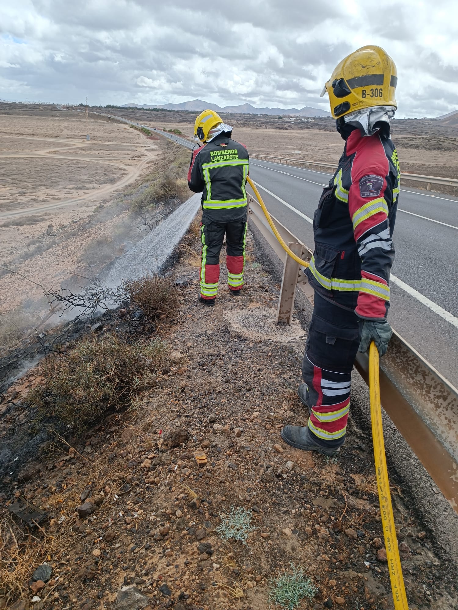 Los bomberos sofocando el fuego.